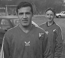 Kosovo's gutter smiler i Neverfjord's r�de drakt