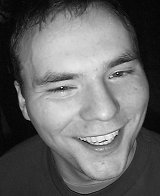 Raymond fant svettlukt inne i �replommen...