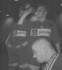 Mens den ene fyller p�, s� slepper den andre ut...